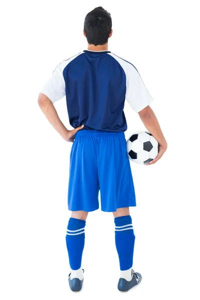 Fußballspieler in blau hält den Ball — Stockfoto
