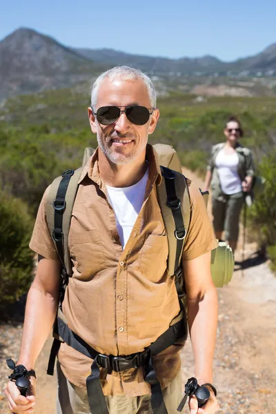 Wandelend koppel wandelen op bergpad — Stockfoto