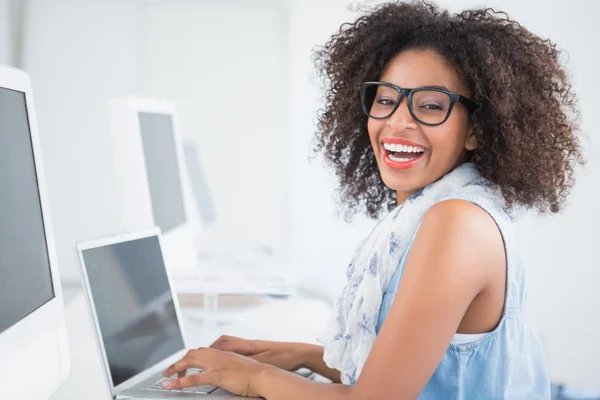 Hübsche Hipsterin arbeitet am Schreibtisch am Laptop — Stockfoto