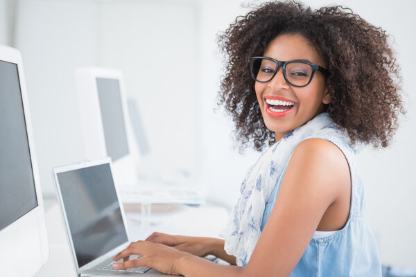 Bella hipster che lavora alla sua scrivania sul computer portatile — Foto Stock