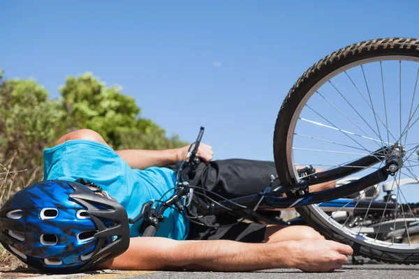 Cyclist lying on the road after an accident — Stock Photo, Image