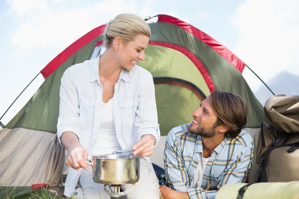 Feliz pareja cocinando en la estufa de camping — Foto de Stock
