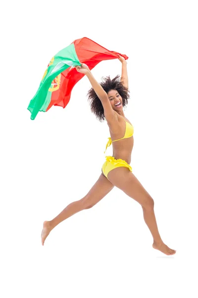 适合在抱着葡萄牙国旗的黄色比基尼的女孩 — 图库照片