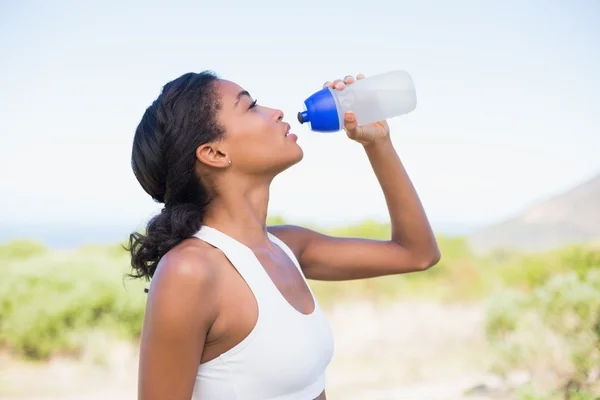 Fit mujer beber agua de la botella de deportes — Foto de Stock