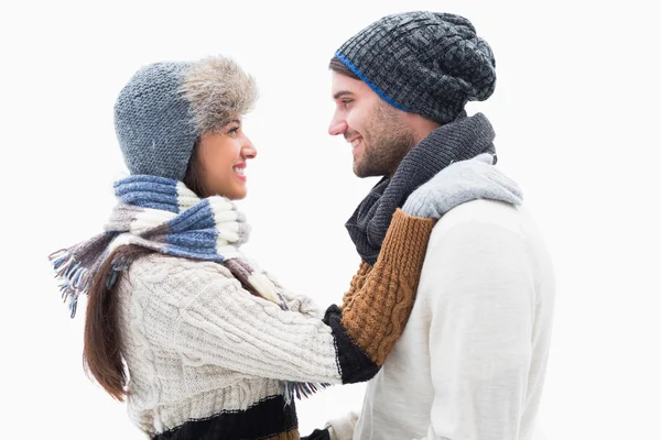 Aantrekkelijk jong paar in warme kleren knuffelen — Stockfoto