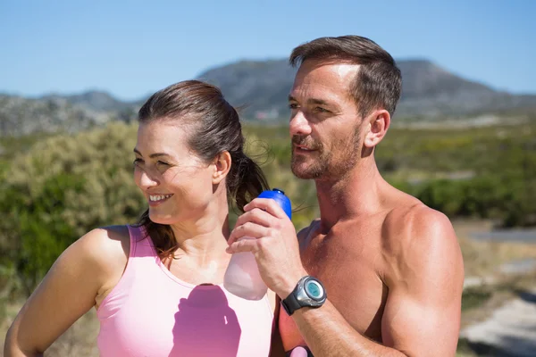 Actieve paar joggen op het platteland — Stockfoto