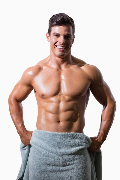 Retrato de um homem muscular sem camisa sorridente envolto em toalha — Fotografia de Stock