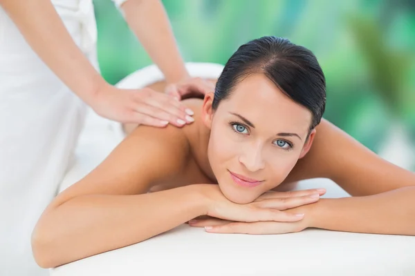 Morena desfrutando de massagem nas costas — Fotografia de Stock