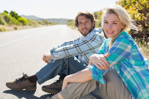 Couple assis sur la route — Photo