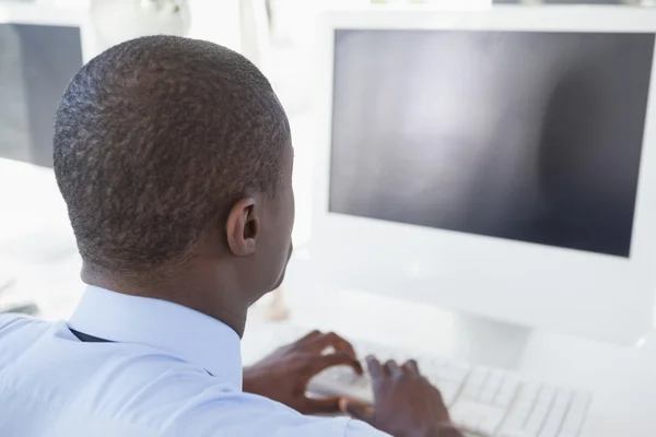 Geschäftsmann arbeitet an seinem Schreibtisch — Stockfoto