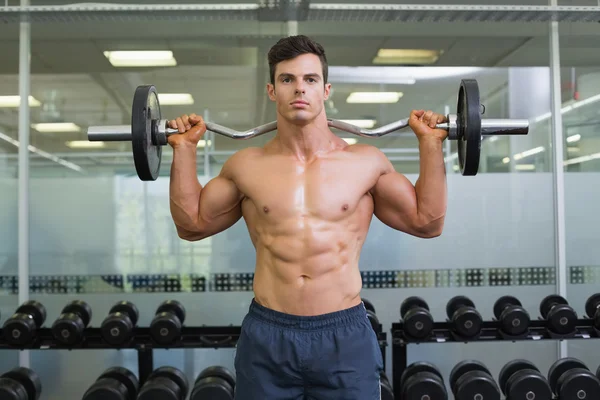 光着膀子在健身房举杠铃的肌肉男 — 图库照片