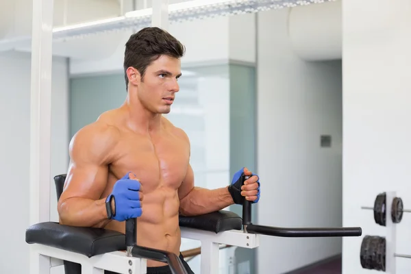 Hombre musculoso decidido haciendo ejercicio de fitness crossfit en el gimnasio —  Fotos de Stock