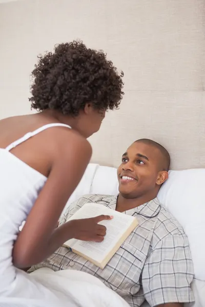 Pareja feliz en la cama juntos —  Fotos de Stock