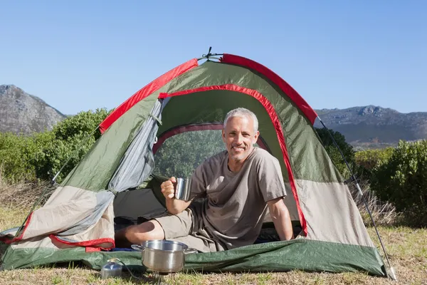 Glücklicher Camper mit Becher vor seinem Zelt — Stockfoto