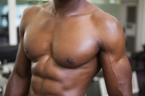Sección media de un hombre musculoso sin camisa en el gimnasio —  Fotos de Stock