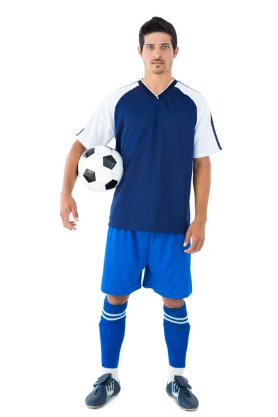 Fußballspieler in blau hält den Ball — Stockfoto