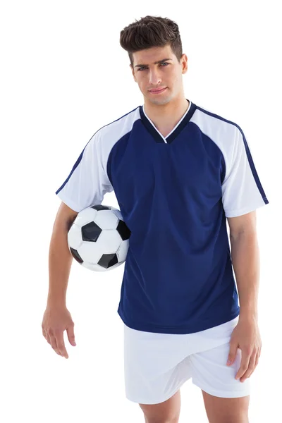 Jogador de futebol em camisa azul segurando bola — Fotografia de Stock