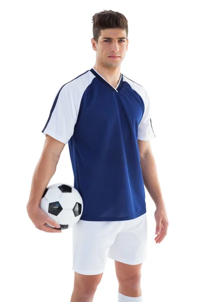 Fußballspieler im blauen Trikot mit Ball — Stockfoto