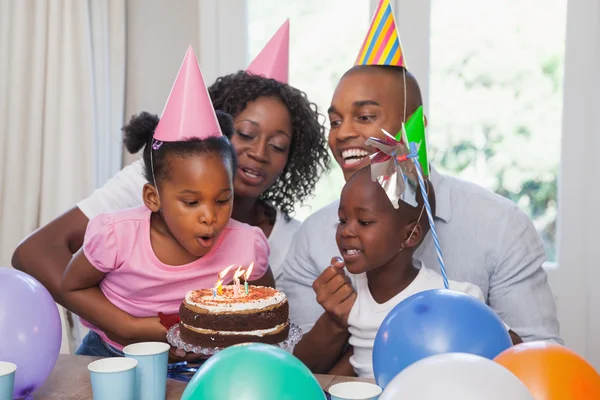 Familia feliz celebrando un cumpleaños juntos — Foto de Stock