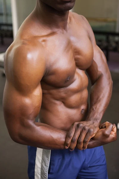 Bar överkropp muskulös man i gym — Stockfoto