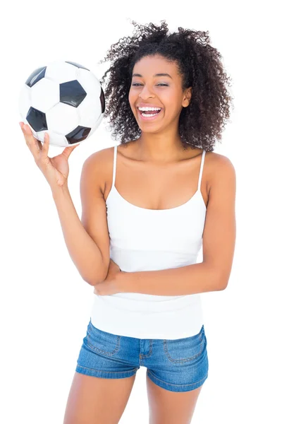 Menina bonita segurando futebol e sorrindo para a câmera — Fotografia de Stock