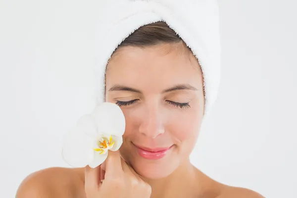 Close up de uma bela jovem mulher segurando flor — Fotografia de Stock