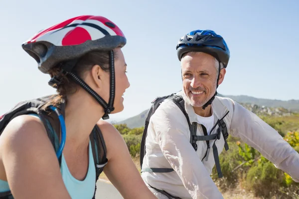 Aktiva par går för en cykel rida på landsbygden — Stockfoto
