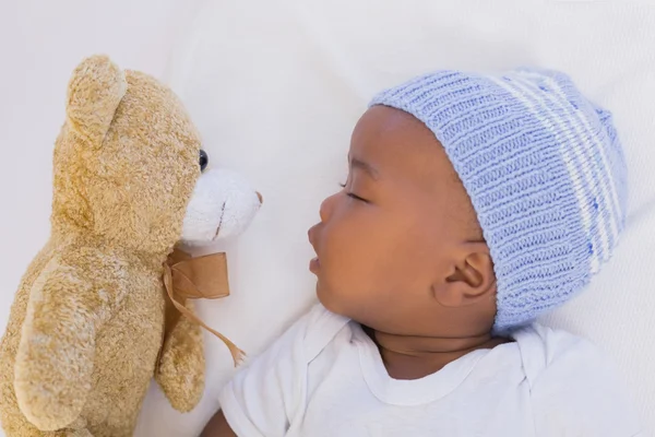 Entzückender kleiner Junge schläft friedlich mit Teddy — Stockfoto