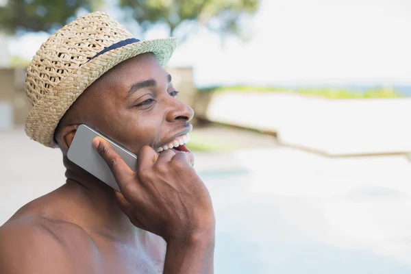 Bel homme torse nu parlant au téléphone — Photo