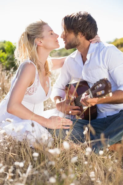Мужчина поет серенаду девушке с гитарой — стоковое фото