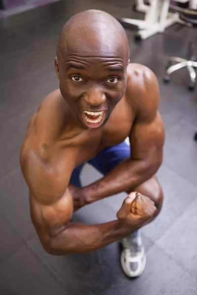 Muscular hombre gritando mientras flexiona los músculos — Foto de Stock