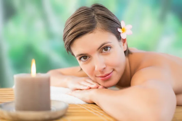 Close up de uma mulher bonita na mesa de massagem — Fotografia de Stock