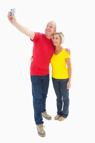 Gelukkige volwassen paar nemen een selfie samen — Stockfoto
