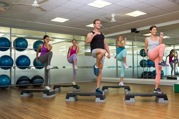 Lezione di fitness facendo step aerobica — Foto Stock
