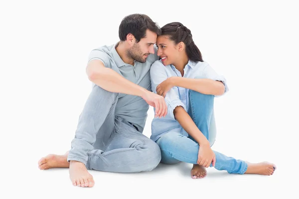 Bonito casal sentado perto juntos — Fotografia de Stock