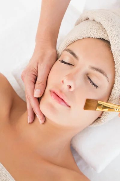 Attractive young woman receiving massage at spa center — Stock Photo, Image