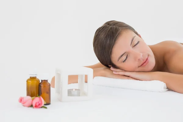 Close up de uma mulher bonita na mesa de massagem — Fotografia de Stock