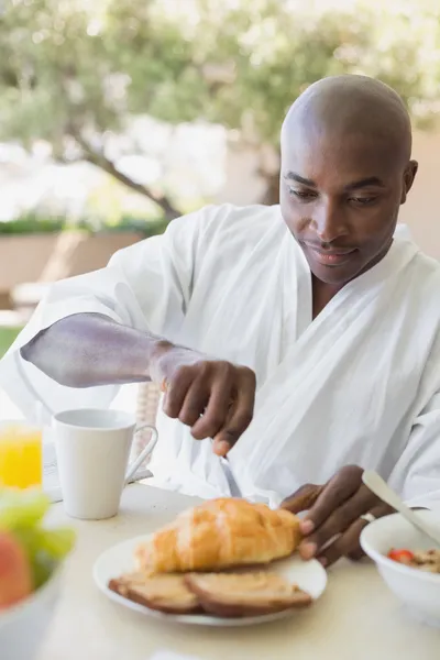 Όμορφος άνδρας στο μπουρνούζι το πρωινό έξω από — Φωτογραφία Αρχείου