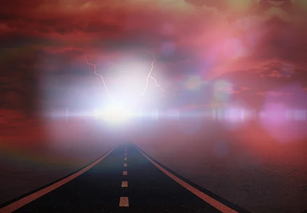 Céu vermelho tempestuoso sobre a estrada — Fotografia de Stock