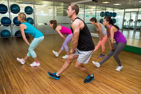 Aula de fitness liderada por belo instrutor — Fotografia de Stock