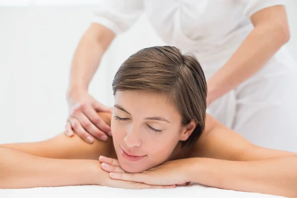 Aantrekkelijke jonge vrouw ontvangen schouder massage in het wellness center — Stockfoto