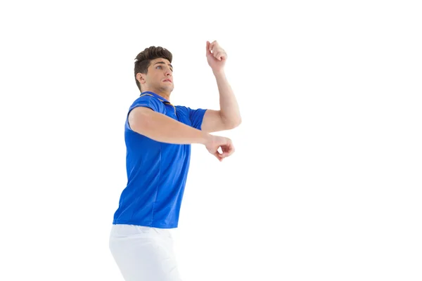 Fußballer im blauen Trikot springt — Stockfoto