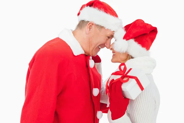 Casal mais velho festivo sorrindo um para o outro — Fotografia de Stock