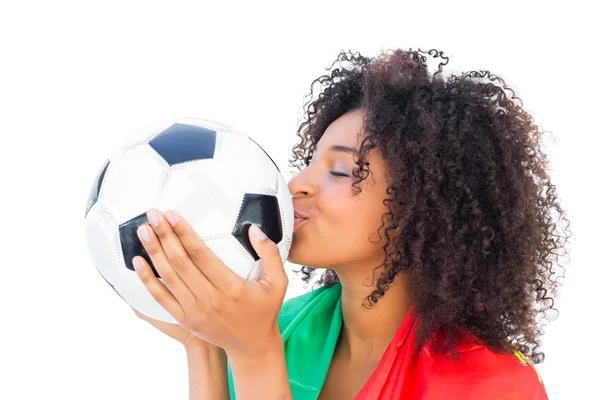 Bastante fanático del fútbol con pelota de besos bandera portugal — Foto de Stock