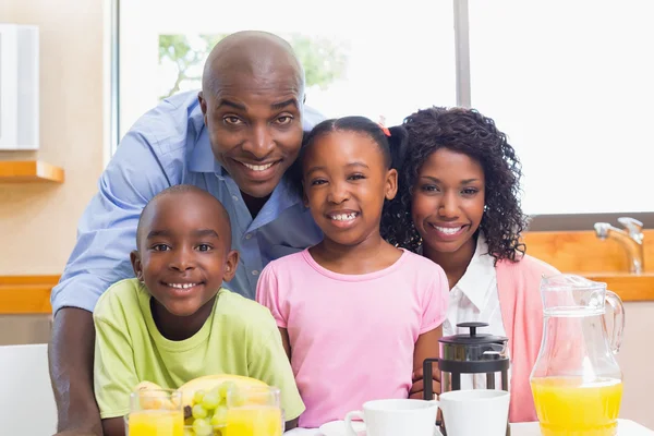 Glückliche Familie beim gemeinsamen Frühstück am Morgen — Stockfoto