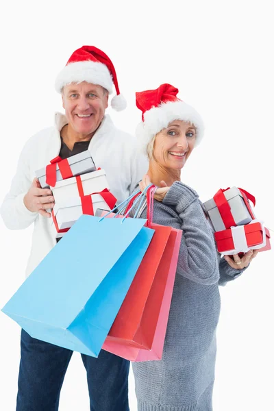 Festliches Paar in Winterkleidung mit Geschenken und Taschen — Stockfoto