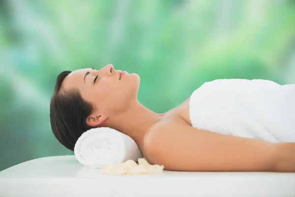 Brünette relaxen auf massagetisch — Stockfoto