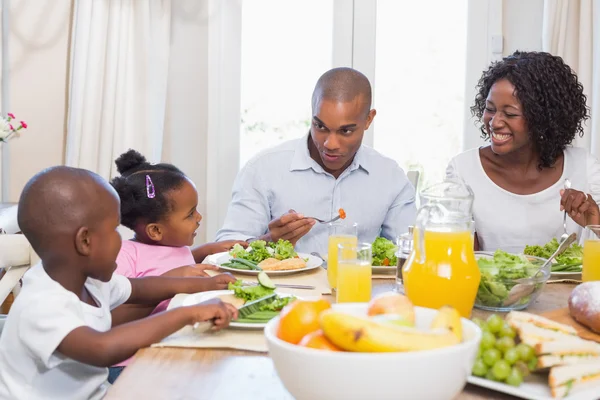 Família feliz desfrutando de uma refeição saudável juntos — Fotografia de Stock