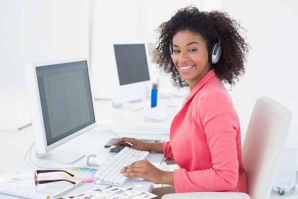 Editor de fotos casual trabajando en el escritorio sonriendo a la cámara — Foto de Stock