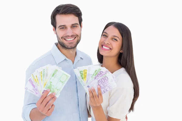 Couple heureux montrant leur argent — Photo